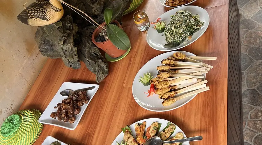 Déguster des plats locaux au long de la rue principale