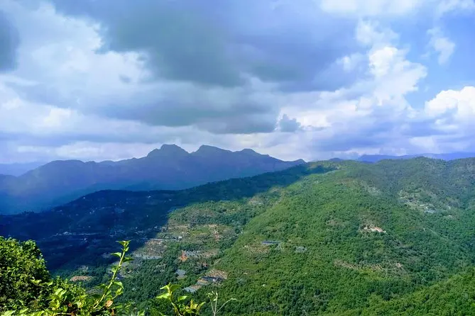 Faire une randonnée dans les collines environnantes