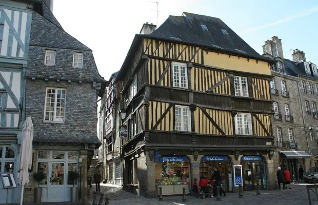 Flâner dans le centre historique et ses maisons à pans de bois