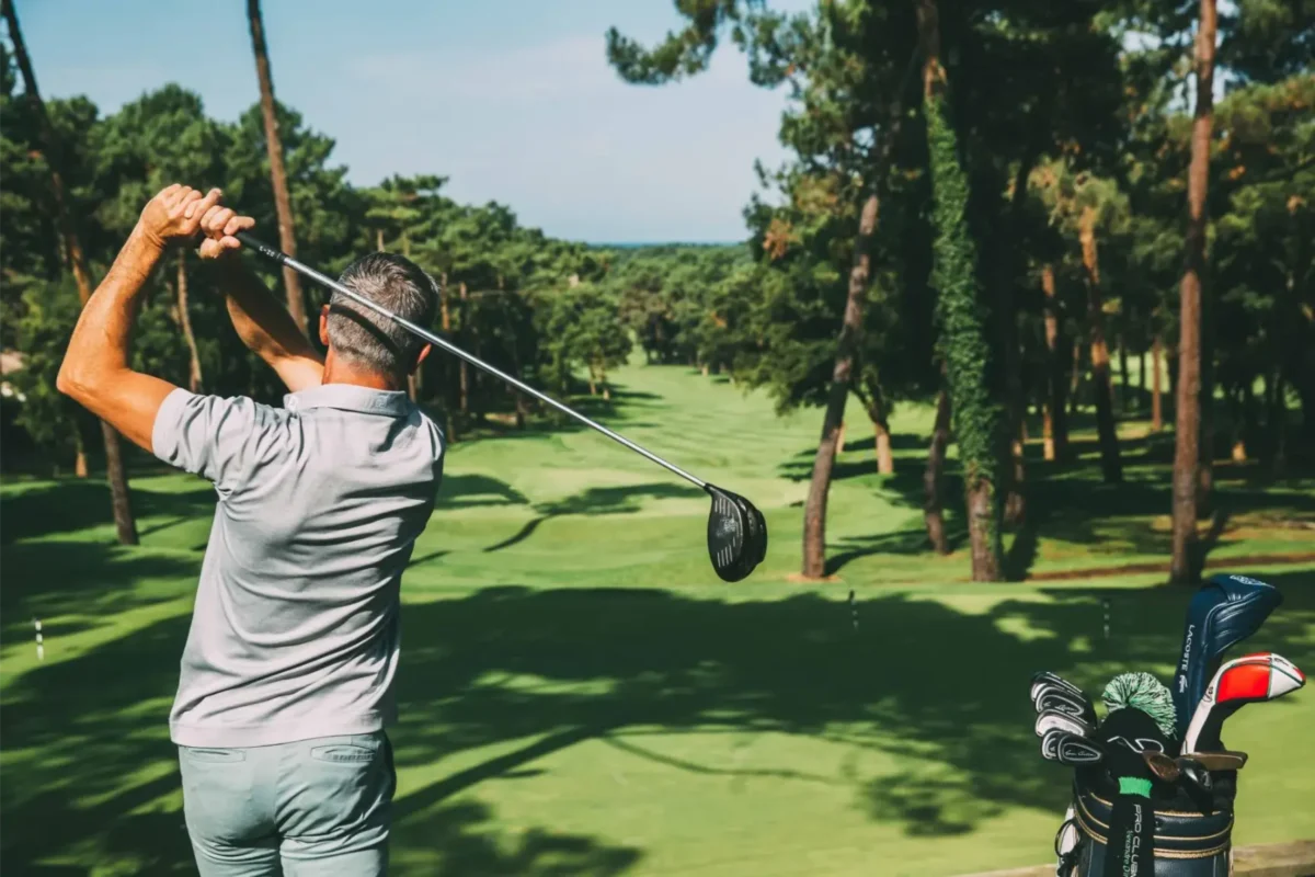 Jouer une partie de golf sur un parcours de renommée 1