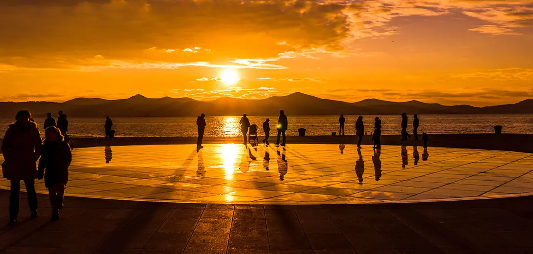 Profiter du coucher de soleil depuis la promenade de Zadar