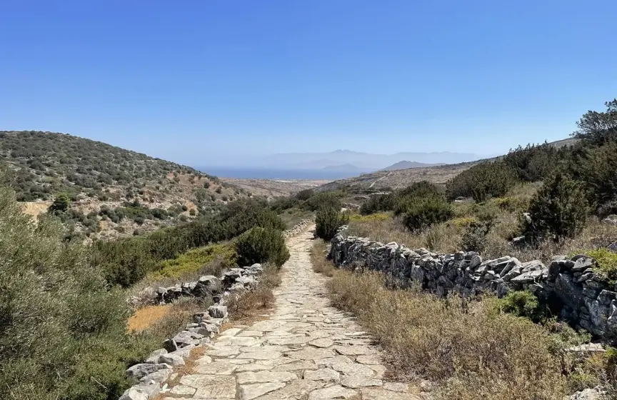 Randonner sur le sentier byzantin entre Lefkès et Prodromos 1