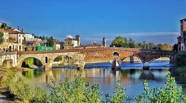 Se promener sur le Ponte Pietra, un pont historique