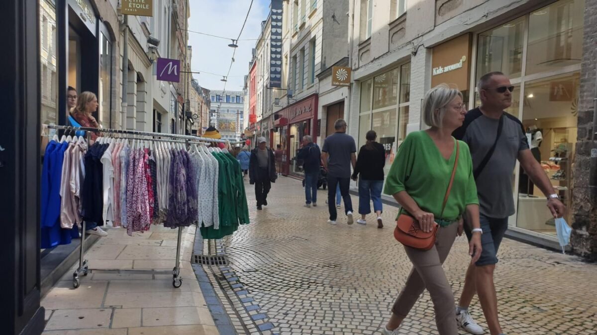 shopping dans les rues commerçantes d'Arras