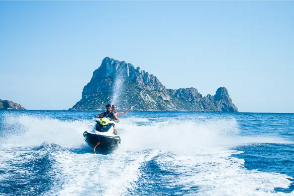 sports nautiques à Cala Bassa Ibiza
