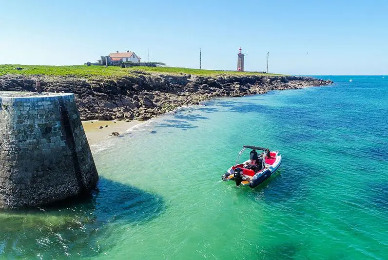 Faire une excursion en bateau autour de l'île 1