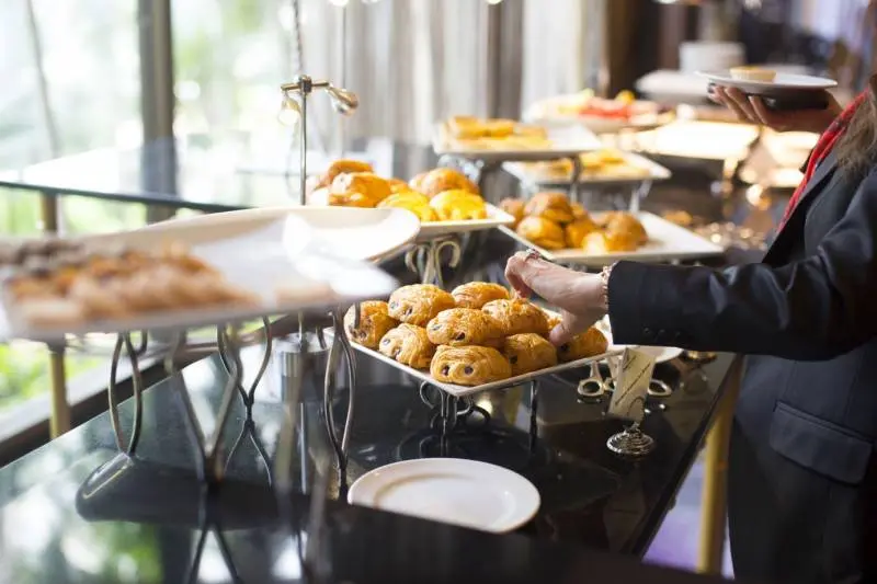 Profiter d'une pause gourmande dans un café avec vue