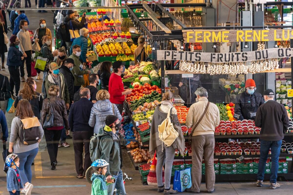 Marché coloré au Québec avec produits locaux et stands gourmands