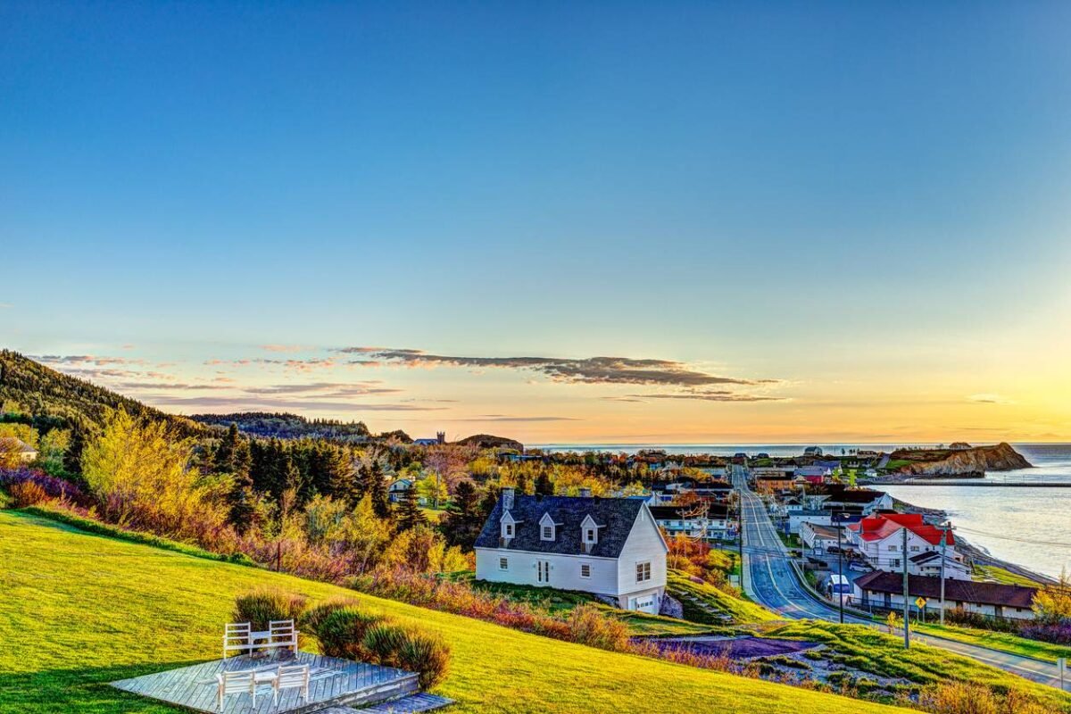 Paysage de Gaspésie avec ferme et fromagerie artisanale