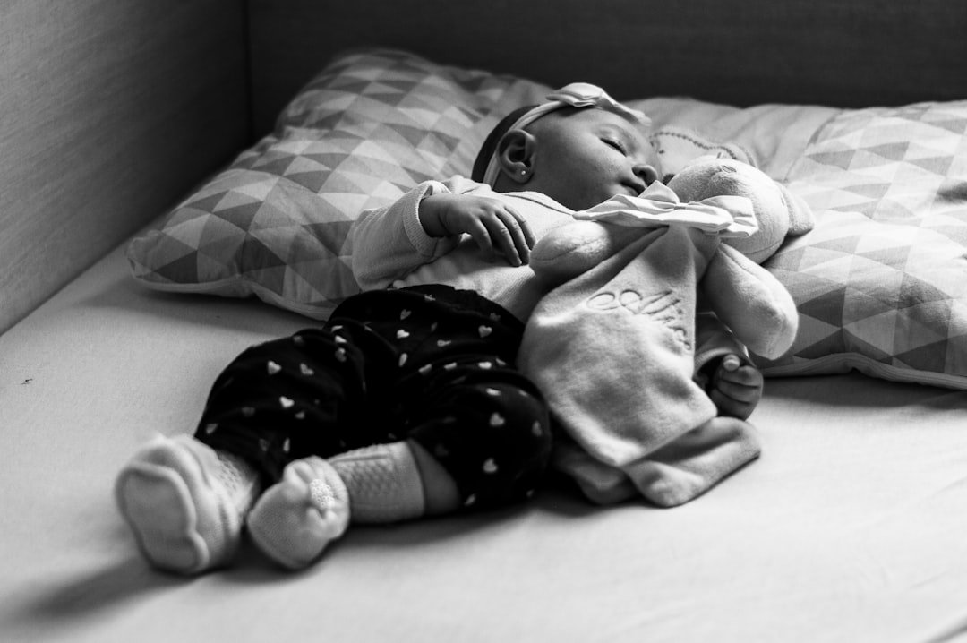 découvrez ce qu'est la régression du sommeil chez les bébés, ses causes, ses signes et comment accompagner votre enfant pour retrouver un sommeil paisible.