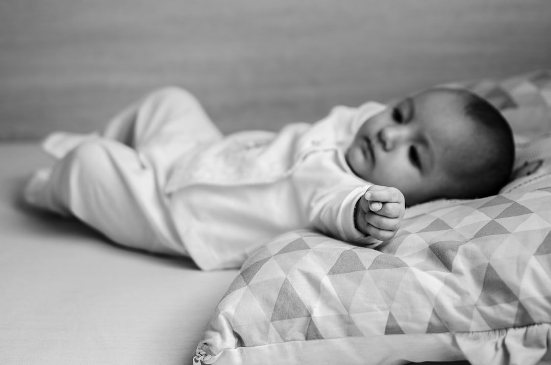 découvrez tout sur la régression du sommeil chez le bébé : causes, signes et conseils pour mieux gérer ces périodes difficiles et retrouver des nuits paisibles.