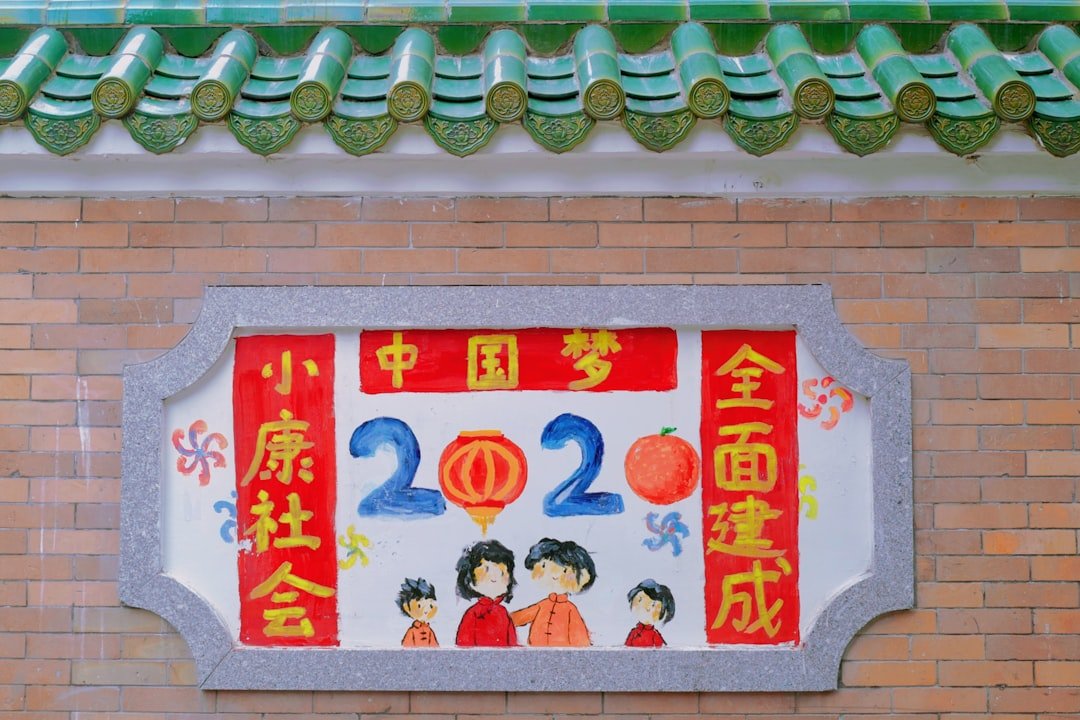 découvrez le calendrier chinois, ses cycles lunaires, ses fêtes traditionnelles et son influence sur la culture et l'astrologie chinoises.