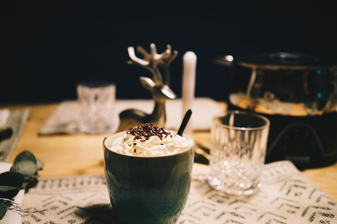 découvrez notre recette facile de crème chantilly au chocolat, parfaite pour garnir vos desserts et apporter une touche gourmande et onctueuse.