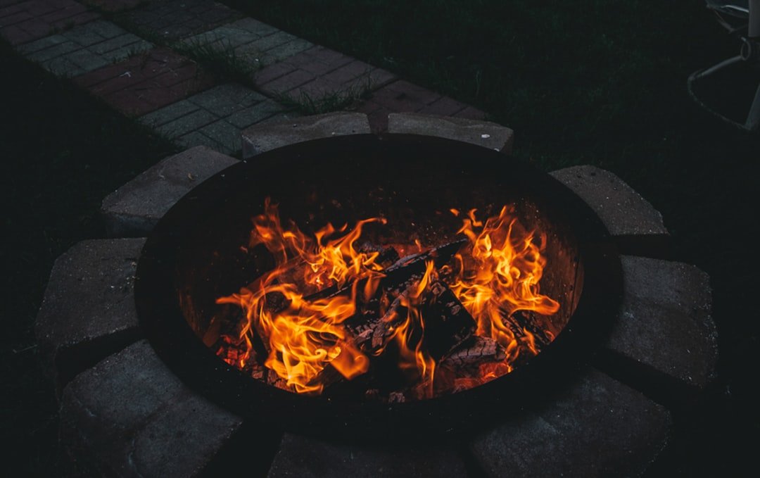 découvrez nos conseils et astuces pour allumer facilement votre barbecue au charbon et profiter pleinement de vos grillades en plein air.