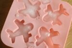 plateaux à glaçons pratiques pour créer facilement des glaçons de différentes tailles, idéaux pour rafraîchir vos boissons en un rien de temps.