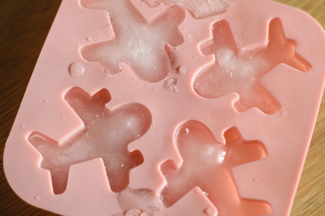 plateaux à glaçons pratiques pour créer facilement des glaçons de différentes tailles, idéaux pour rafraîchir vos boissons en un rien de temps.