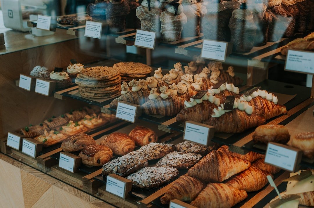 découvrez notre sélection de délicieuses pâtisseries fraîches, parfaites pour toutes les envies sucrées.