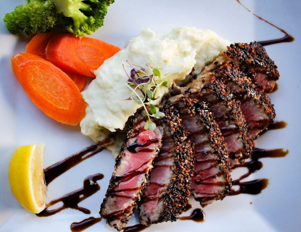 découvrez comment préparer le steak de côte de bœuf parfait, grillé à la perfection pour une saveur succulente et une tendreté inégalée.