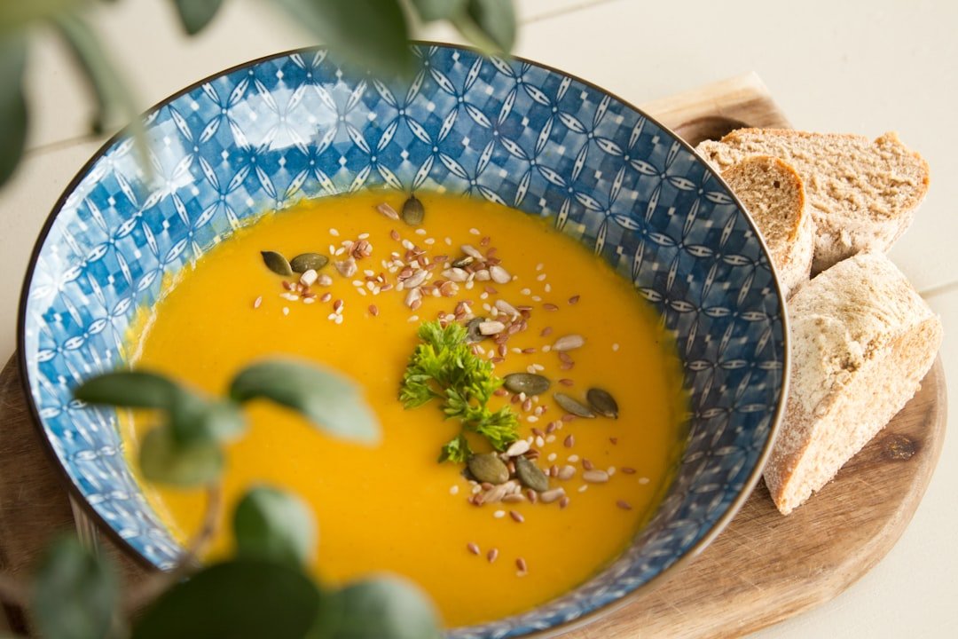 découvrez notre recette savoureuse de soupe à la citrouille, parfaite pour réchauffer vos soirées d'automne avec douceur et réconfort.