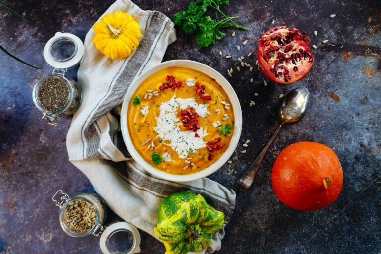 découvrez notre recette facile et savoureuse de soupe à la citrouille, parfaite pour réchauffer vos journées d'automne avec douceur et gourmandise.