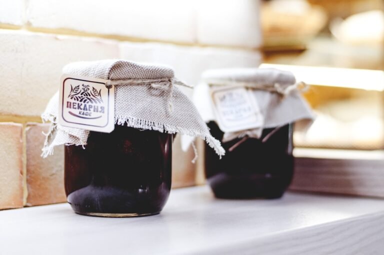 découvrez notre délicieuse confiture de mûres noires, parfaite pour tartiner sur du pain frais ou accompagner vos desserts favoris.