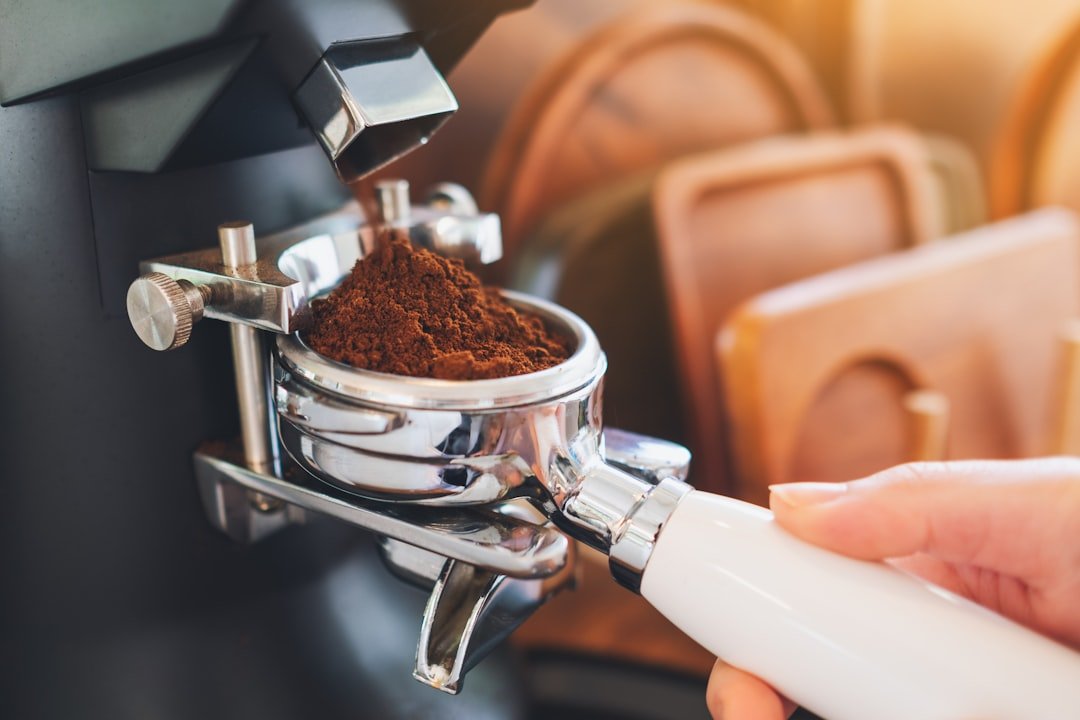 découvrez comment nettoyer efficacement votre machine à café pour garantir un goût optimal et prolonger sa durée de vie. astuces simples et conseils pratiques.