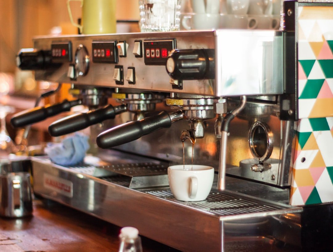 découvrez nos conseils efficaces pour le nettoyage de votre machine à café et profitez d'un café toujours savoureux et hygiénique.