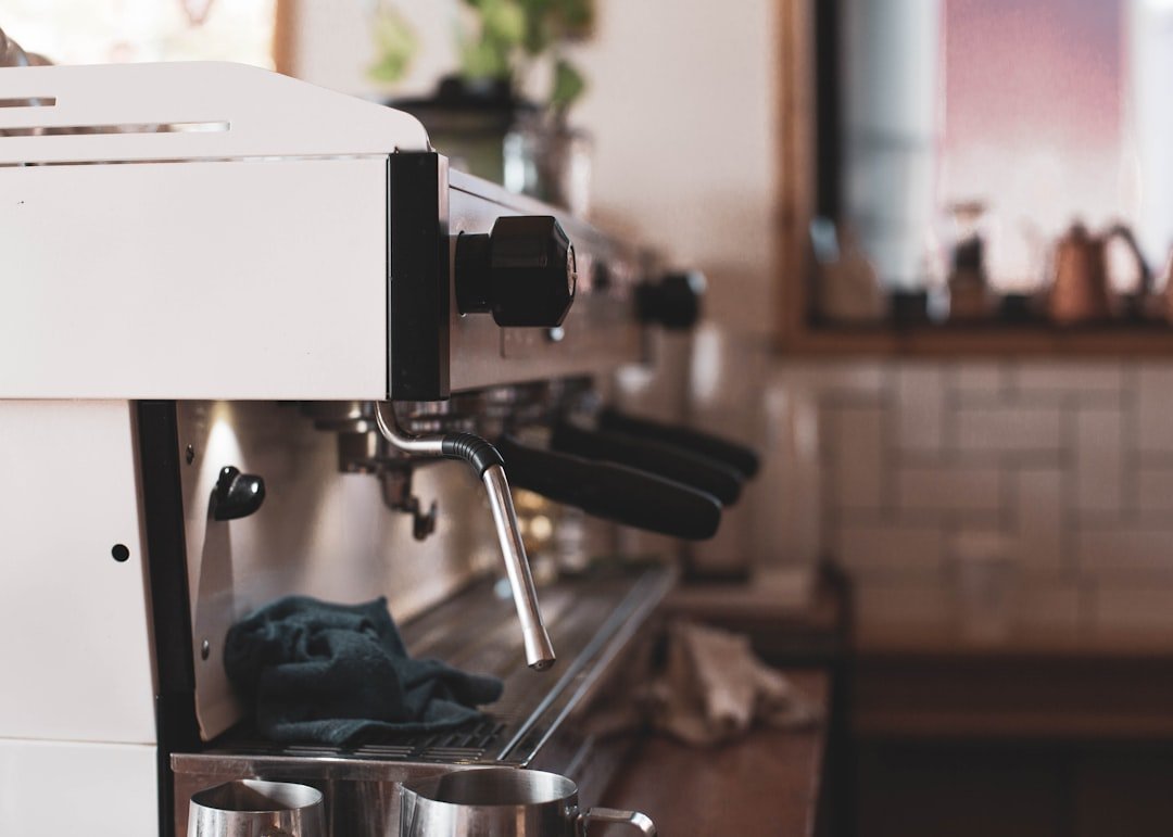 découvrez comment nettoyer efficacement votre machine à café pour garantir un café toujours savoureux et prolonger la durée de vie de votre appareil.