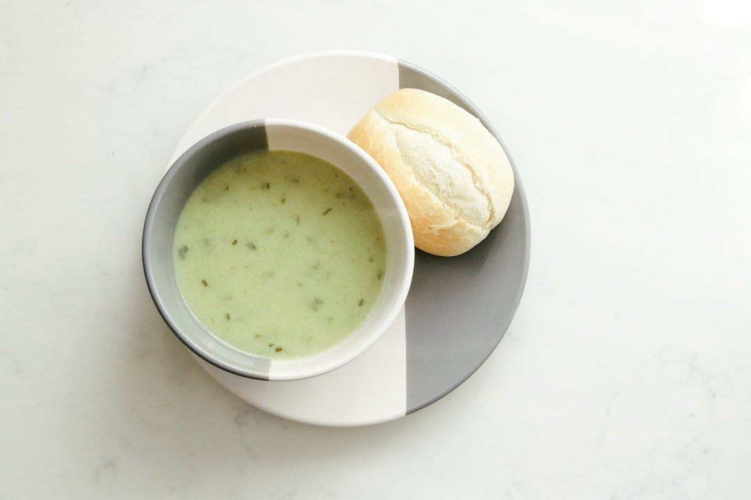 recette rafraîchissante de soupe froide de courgettes, idéale pour les chaudes journées d'été. simple, légère et pleine de saveurs.
