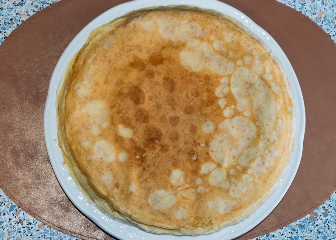 découvrez pourquoi il est important de laisser reposer la pâte à crêpes pour obtenir une texture légère et savoureuse.