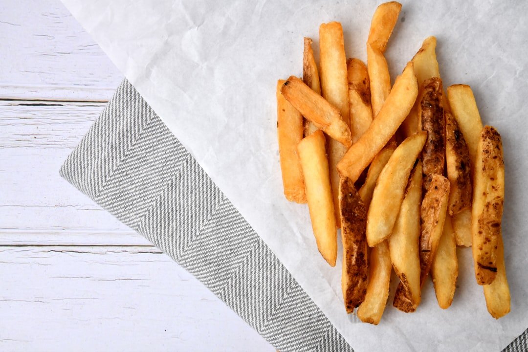 recette de frites croustillantes à la friteuse à air : découvrez comment préparer des frites dorées et légères facilement et rapidement chez vous.
