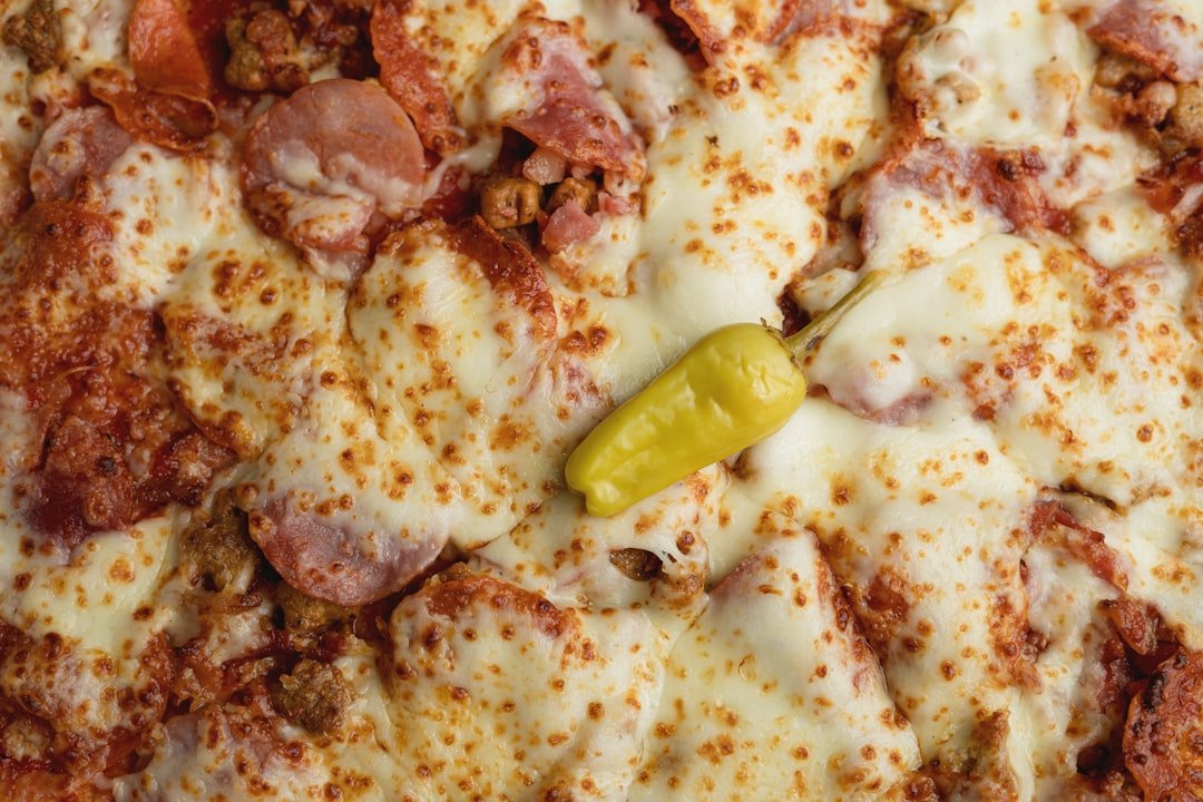 découvrez notre pizza viande savoureuse, garnie d'une sélection généreuse de viandes de qualité pour un goût authentique et gourmand.