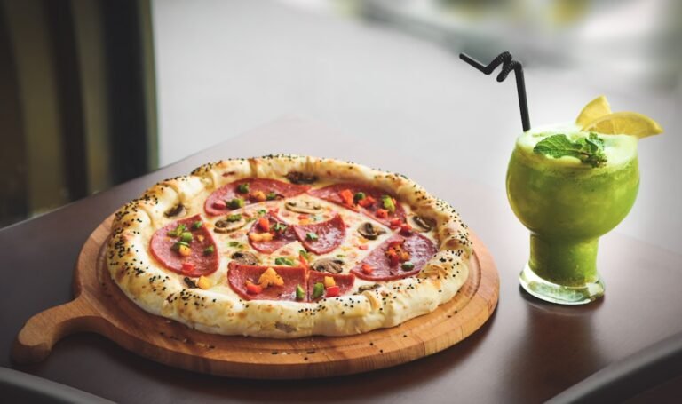 découvrez notre savoureuse pizza viande, garnie d'ingrédients frais et généreux pour un plaisir gourmand inégalé.