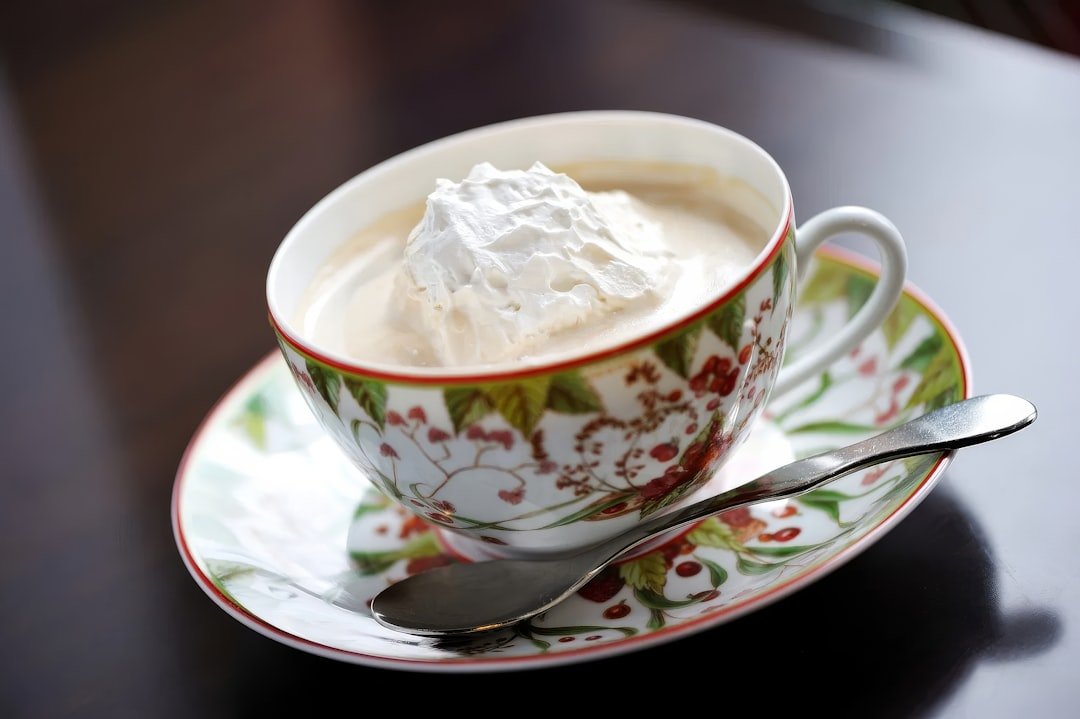 découvrez comment réaliser une crème chantilly parfaite, légère et onctueuse, pour sublimer tous vos desserts.