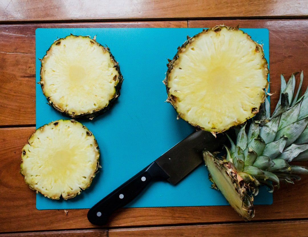 découvrez comment éplucher un ananas facilement et rapidement grâce à nos conseils pratiques et astuces simples pour savourer ce fruit tropical.