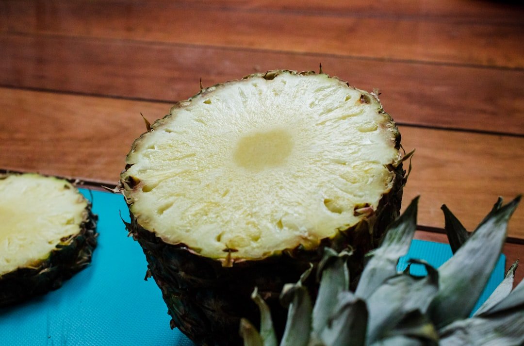 découvrez notre méthode simple et efficace pour éplucher l'ananas facilement et rapidement, tout en conservant sa saveur sucrée.