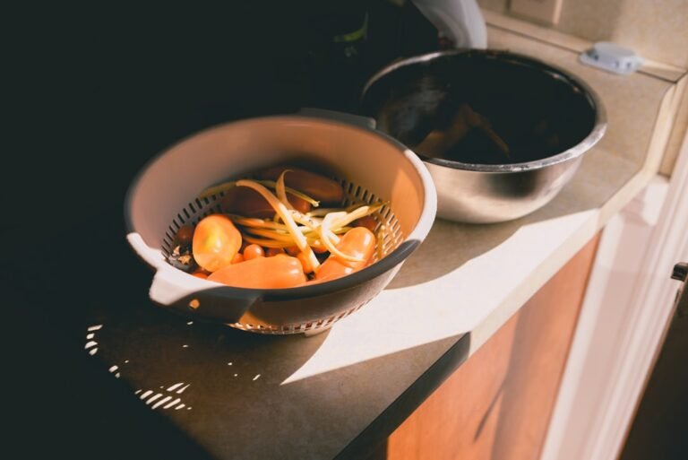 passoire pliante en silicone flexible, légère et facile à ranger, idéale pour égoutter vos pâtes, légumes et fruits en toute simplicité.