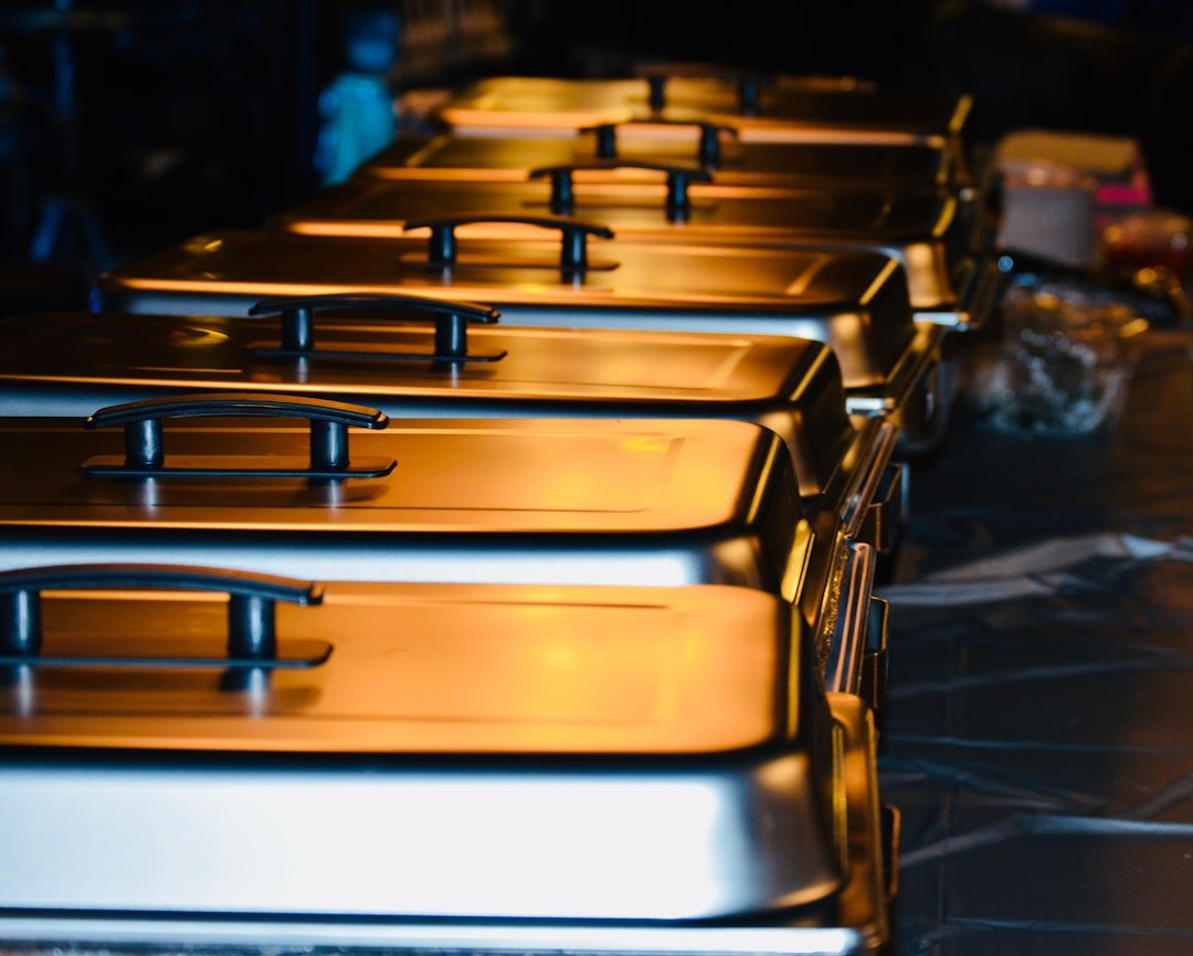 restaurez l'éclat de votre poêle en acier inoxydable grâce à nos conseils et techniques professionnels pour un nettoyage et une remise à neuf efficaces.