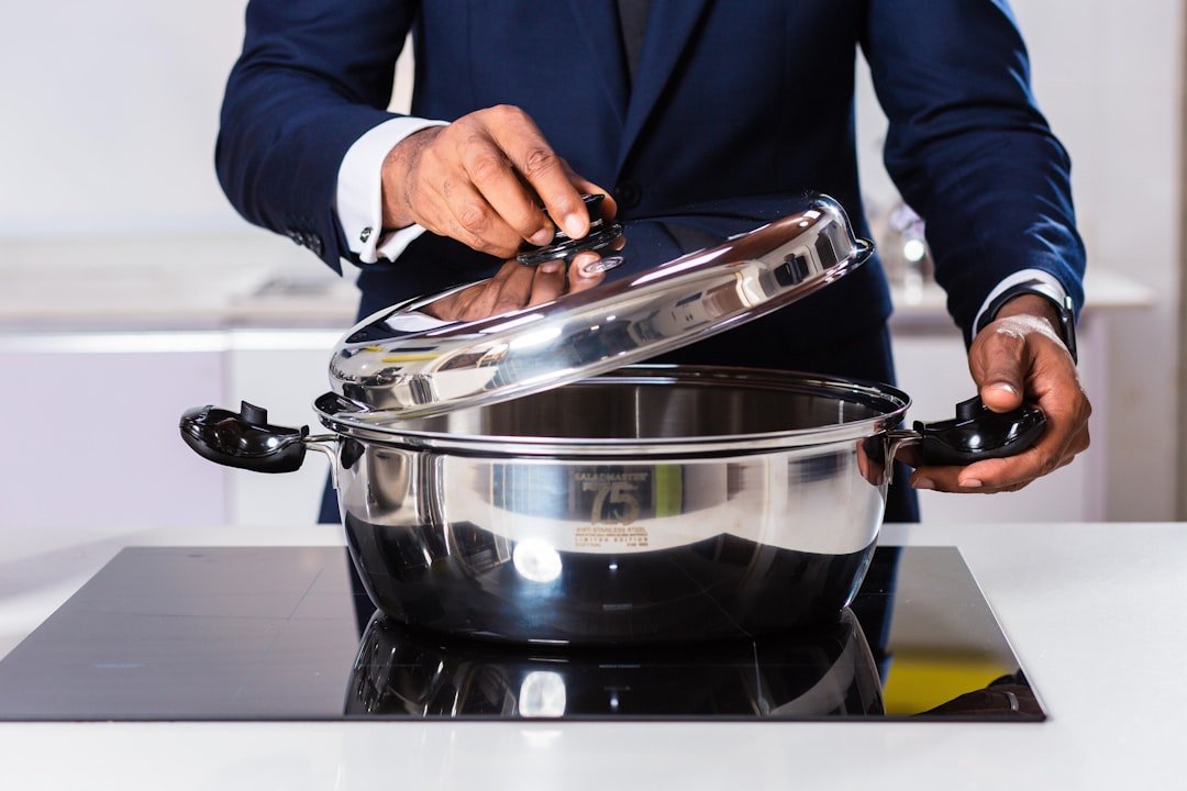 restauration de poêles en acier inoxydable : redonnez éclat et performance à vos ustensiles de cuisine grâce à nos techniques professionnelles.