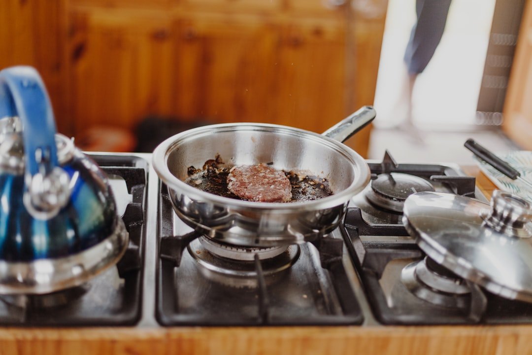 restauration de poêles en acier inoxydable : redonnez éclat et performance à vos ustensiles de cuisine grâce à notre service expert.