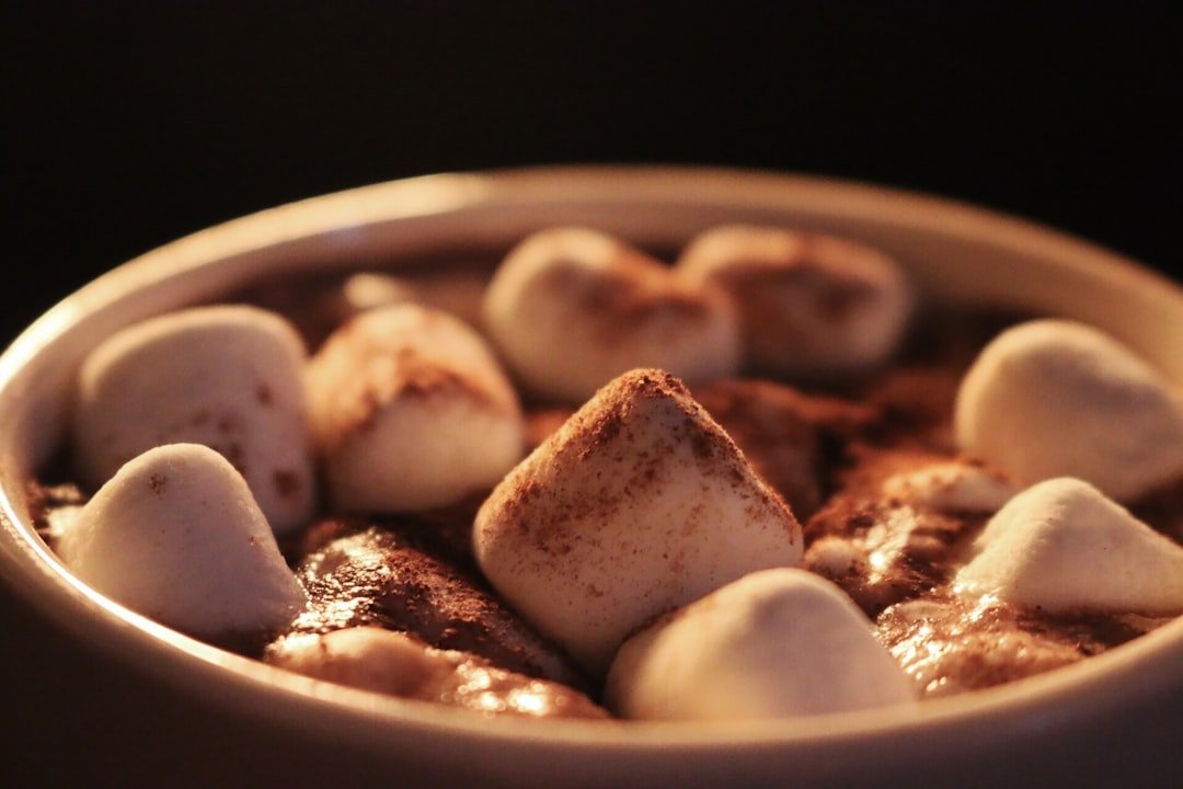 découvrez notre recette de chocolat chaud épais, onctueux et réconfortant, idéal pour se réchauffer lors des journées froides.