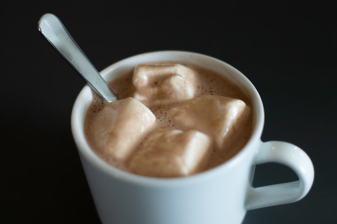 découvrez notre recette de chocolat chaud épais, onctueux et réconfortant, parfait pour se réchauffer lors des journées froides.