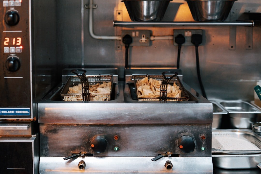 découvrez les avantages de la friteuse à air chaud pour cuisiner des repas savoureux, sains et rapides avec peu ou pas d'huile.