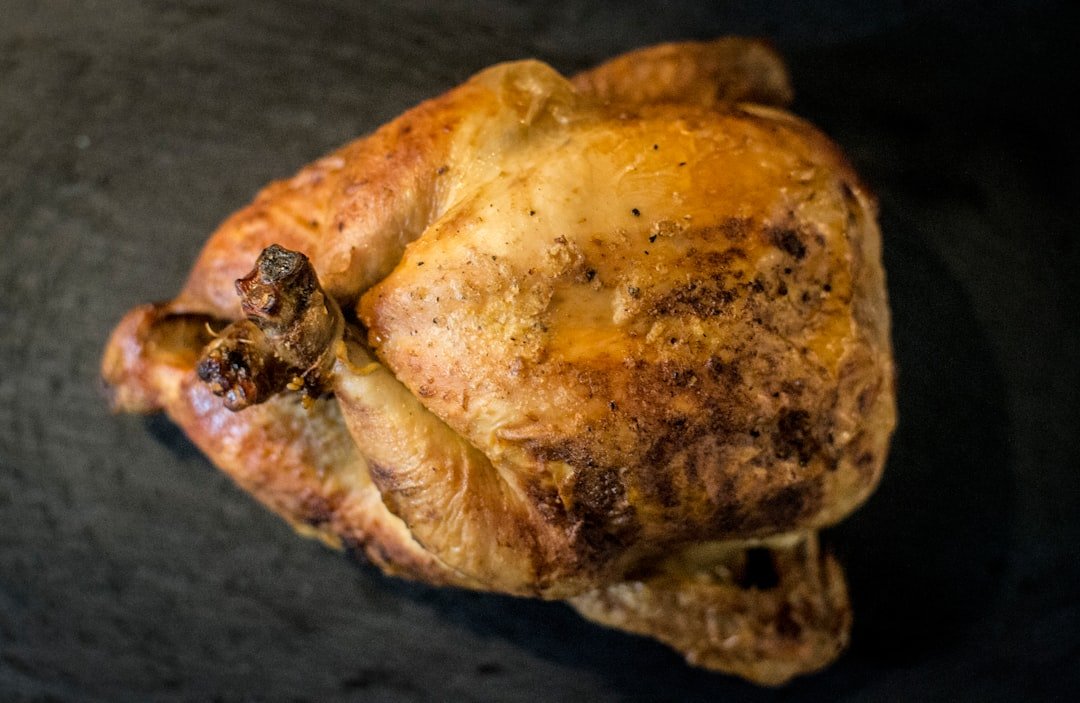 découvrez comment préparer un poulet croustillant et savoureux avec une friteuse à air pour un repas sain et rapide.