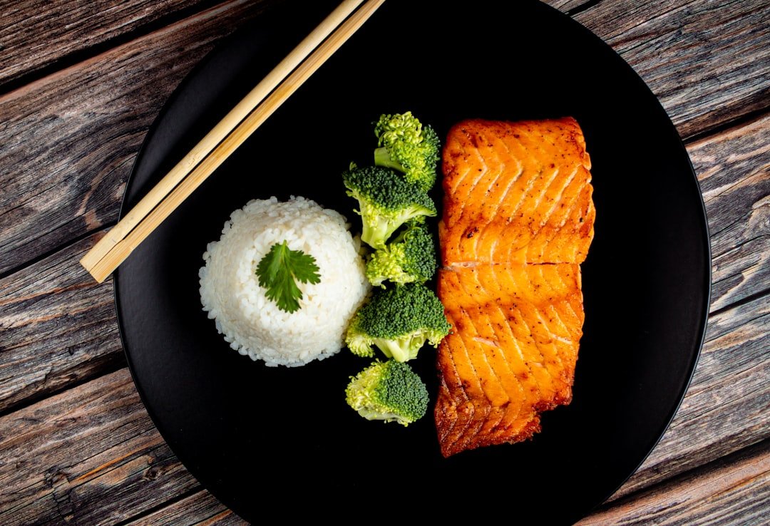découvrez comment préparer un saumon croustillant et savoureux grâce à la friteuse à air. recettes faciles, rapides et healthy pour un repas délicieux.