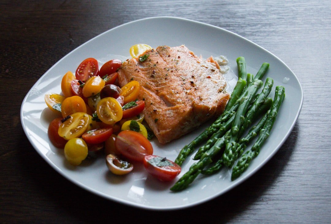 découvrez comment préparer un saumon parfaitement cuit et croustillant avec une friteuse à air. recette rapide, saine et savoureuse pour des repas équilibrés.