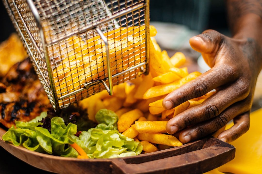 découvrez nos conseils incontournables pour utiliser votre friteuse à air efficacement et préparer des repas délicieux et sains en un rien de temps.