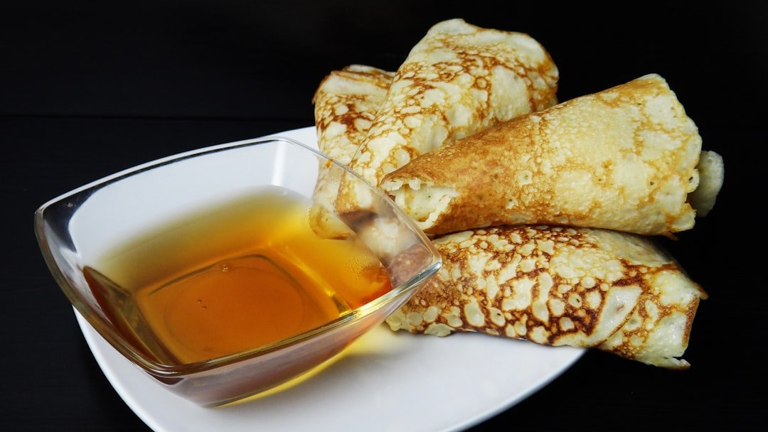 découvrez nos crêpes originelles, préparées avec des ingrédients authentiques pour un goût traditionnel et savoureux.