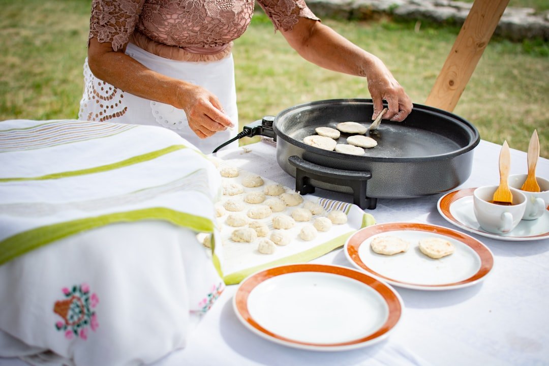 appareil à crêpes électrique performant pour des crêpes parfaites à la maison, facile à utiliser et rapide.