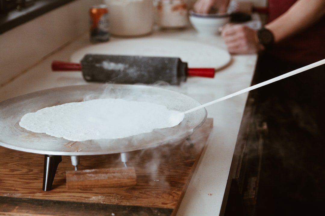 crêpière électrique facile à utiliser pour des crêpes parfaites à la maison. cuisson rapide et uniforme avec un appareil pratique et design.